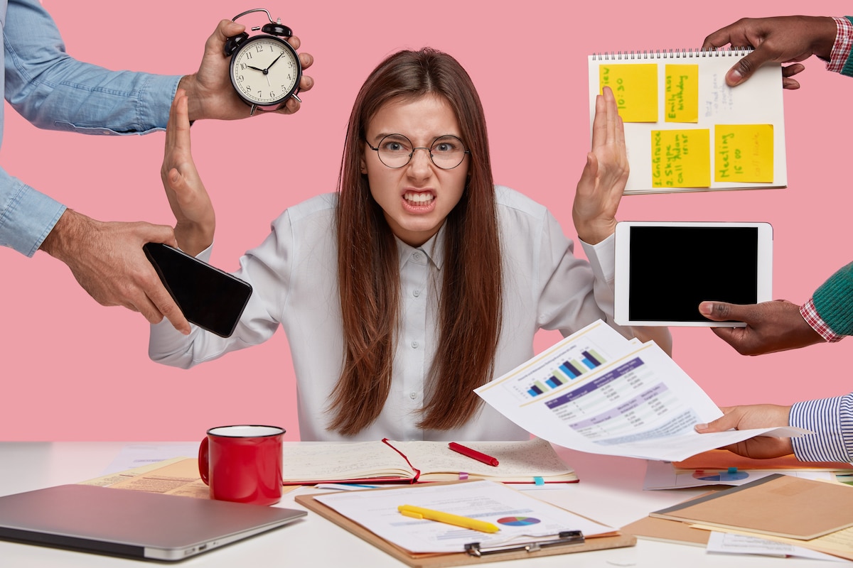 Eine Studentin im Kampf gegen die Deadline-Panik.