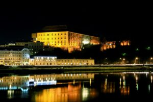 Ein Nachtfoto von Linz.