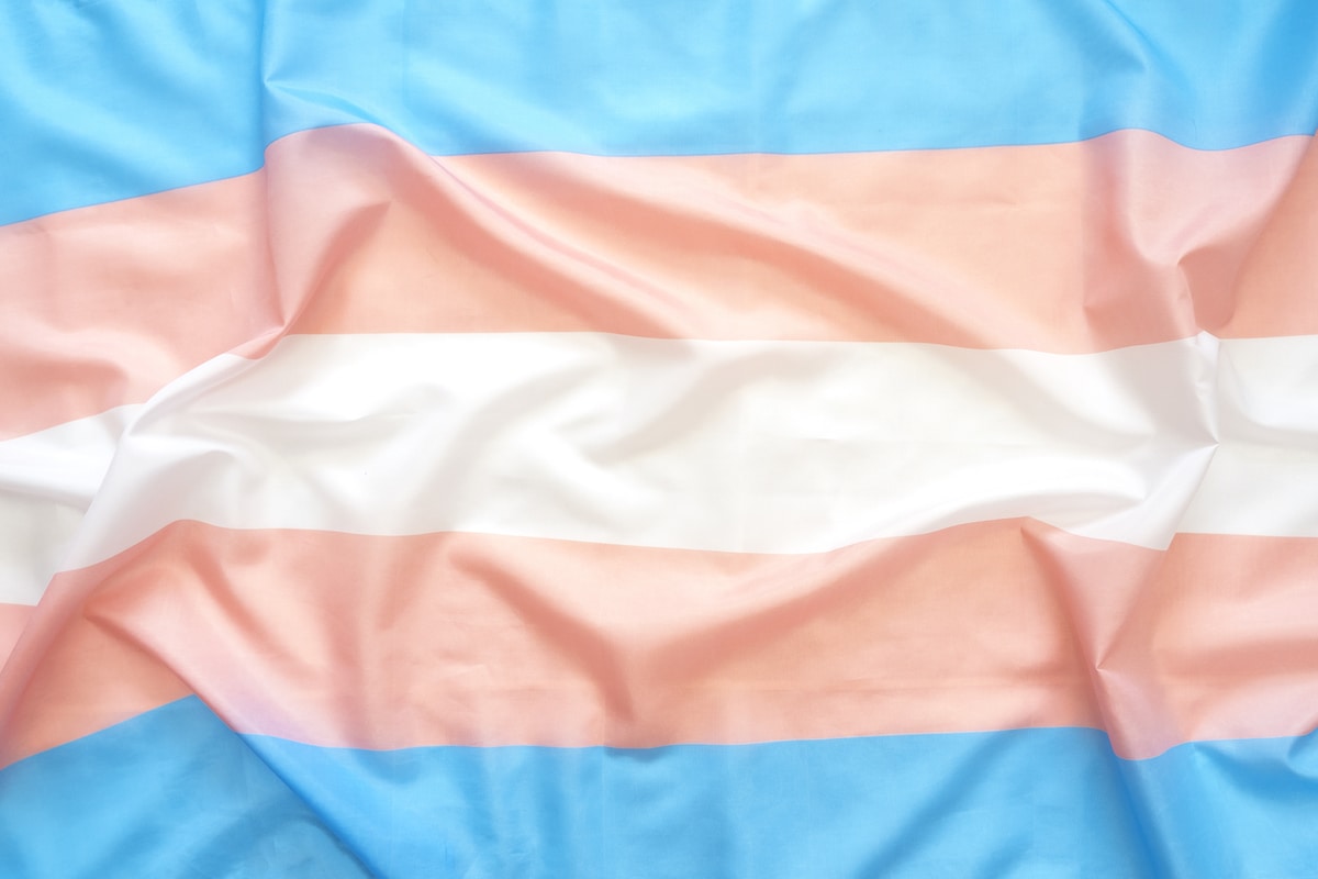 Eine Trans-Pride-Flagge, um über die Hürden von trans Studierenden zu berichten.