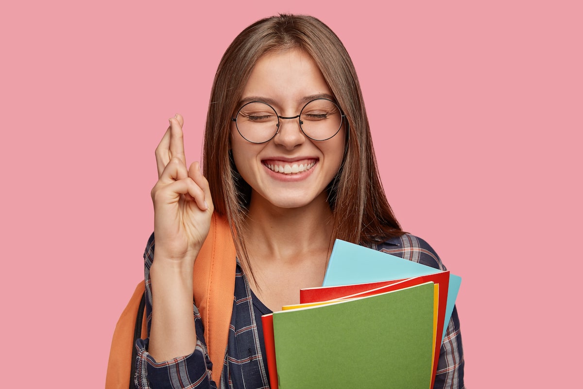 Eine Studentin wünscht sich selbst Glück für die kommende Open-Book-Prüfung