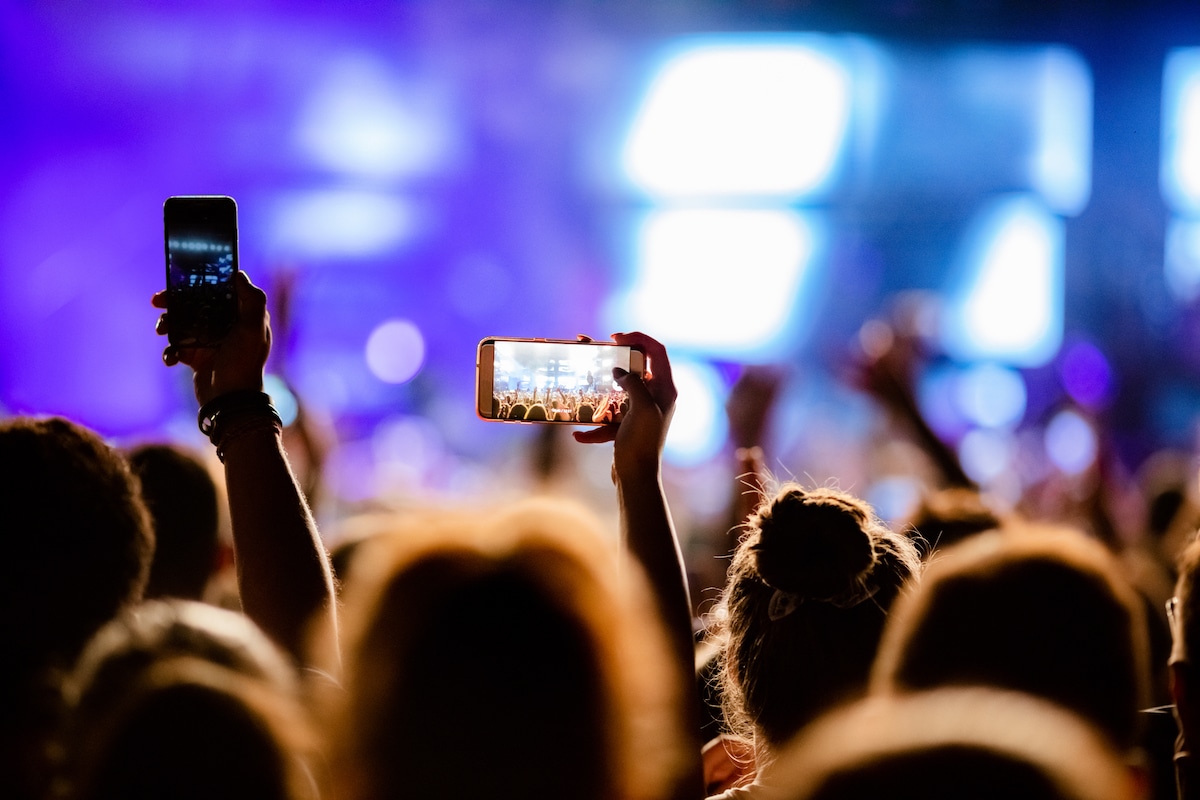 Studierende feiern dank der Gewinne der Raiffeisenbank am Nova Rock Festival.